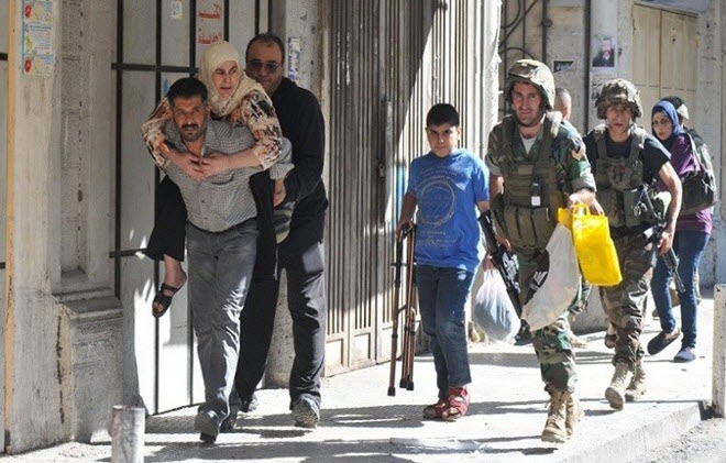 الجيش اللبناني يخلي مدنيين في طرابلس - AFP