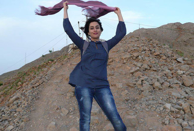 الفتيات الإيرانيات ينشرون صورهم