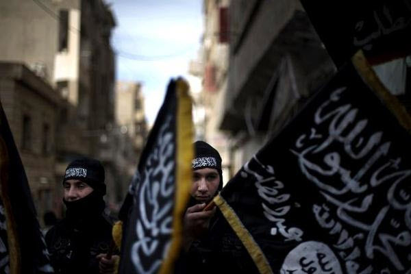 عناصر من جبهة النصرة  يحملون علم تنظيم القاعدة في سوريا - أ ف ب