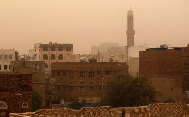 عاصفة رملية تهب على العاصمة اليمنية صنعاء يوم 3 أبريل 2015